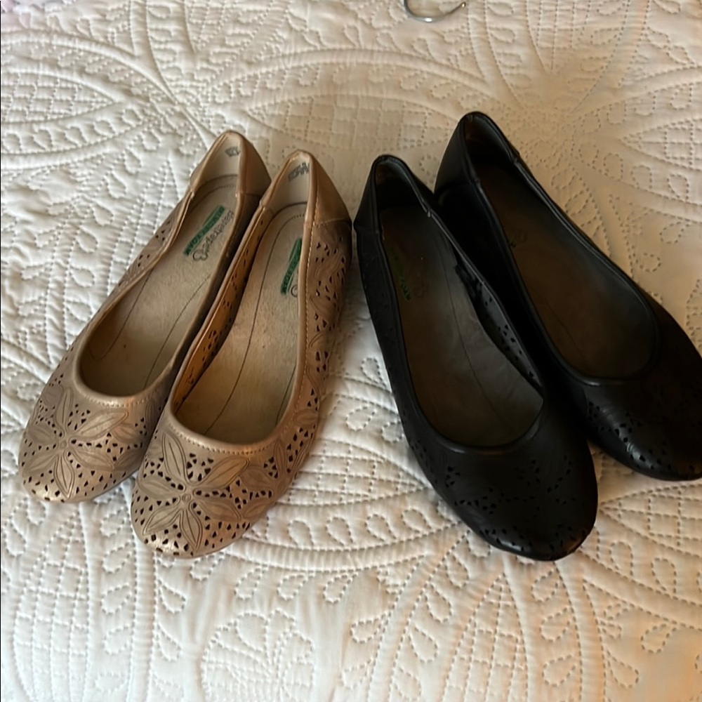 BareTraps Black and Tan Flats with Classic Silhouette